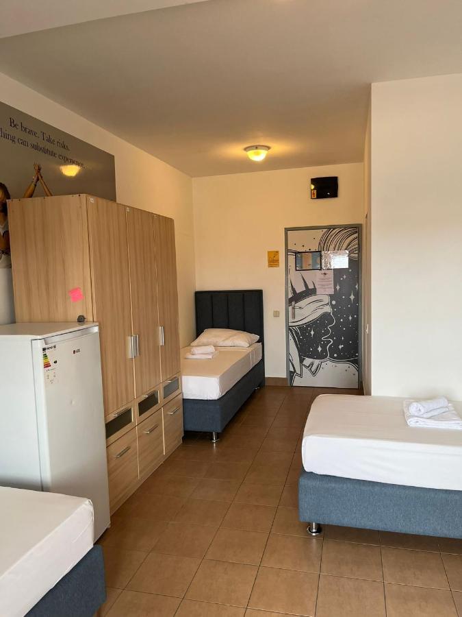 Moon Rocks Hostel Novalja Eksteriør bilde